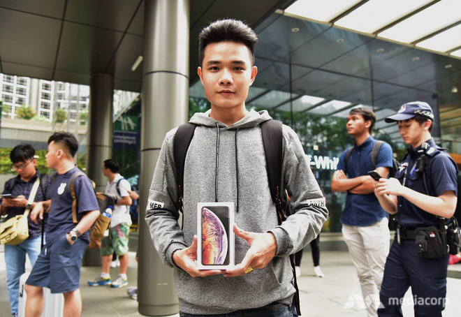 Fanboy Apple từ Việt Nam xếp hàng 24 tiếng để mua iPhone XS lên báo nước ngoài: Mình không thấy mệt tí gì cả! - Ảnh 1. Fanboy Apple từ Việt Nam xếp hàng 24 tiếng để mua iPhone XS lên báo nước ngoài: Mình không thấy mệt tí gì cả! - Ảnh 1.