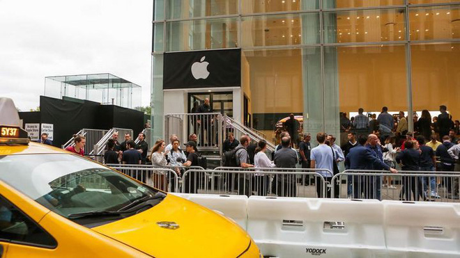 Đợt mở bán iPhone năm nay không còn như ngày hội nhưng cũng đủ đông vui để thấy Apple chưa bao giờ hết hấp dẫn - Ảnh 31. Đợt mở bán iPhone năm nay không còn như ngày hội nhưng cũng đủ đông vui để thấy Apple chưa bao giờ hết hấp dẫn - Ảnh 31.