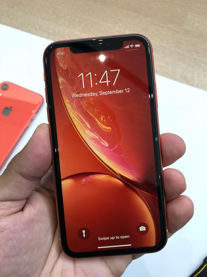 Trên tay iPhone XR: Màu đỏ và cam rất nổi bật, viền màn hình hơi dày do dùng màn LCD - Ảnh 5. Trên tay iPhone XR: Màu đỏ và cam rất nổi bật, viền màn hình hơi dày do dùng màn LCD - Ảnh 5.