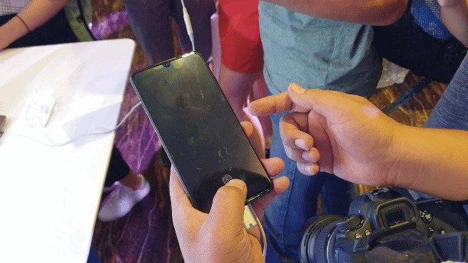 Cận cảnh bộ đôi V11 và V11i: smartphone tầm trung đầu tiên của Vivo tích hợp cảm biến vân tay dưới màn hình - Ảnh 3.