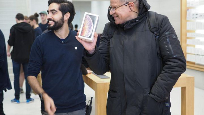 Đợt mở bán iPhone năm nay không còn như ngày hội nhưng cũng đủ đông vui để thấy Apple chưa bao giờ hết hấp dẫn - Ảnh 26. Đợt mở bán iPhone năm nay không còn như ngày hội nhưng cũng đủ đông vui để thấy Apple chưa bao giờ hết hấp dẫn - Ảnh 26.
