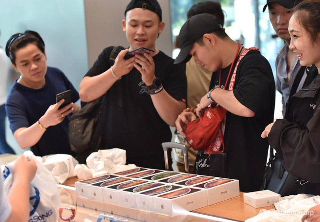 Fanboy Apple từ Việt Nam xếp hàng 24 tiếng để mua iPhone XS lên báo nước ngoài: Mình không thấy mệt tí gì cả! - Ảnh 8. Fanboy Apple từ Việt Nam xếp hàng 24 tiếng để mua iPhone XS lên báo nước ngoài: Mình không thấy mệt tí gì cả! - Ảnh 8.