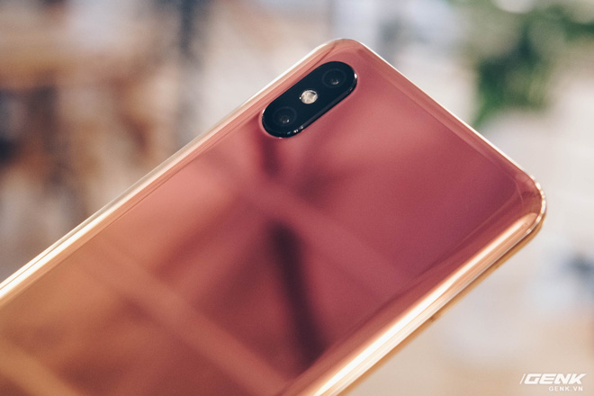 Trên tay Xiaomi Mi 8 Pro: Mi 8 thêm cảm biến vân tay dưới màn hình, màu gradient bắt mắt - Ảnh 6. Trên tay Xiaomi Mi 8 Pro: Mi 8 thêm cảm biến vân tay dưới màn hình, màu gradient bắt mắt - Ảnh 6.