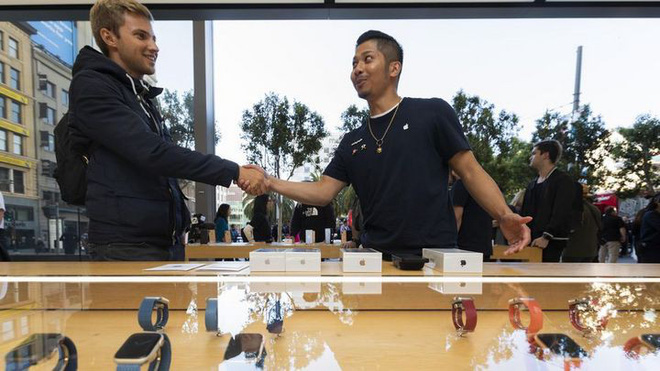 Đợt mở bán iPhone năm nay không còn như ngày hội nhưng cũng đủ đông vui để thấy Apple chưa bao giờ hết hấp dẫn - Ảnh 11. Đợt mở bán iPhone năm nay không còn như ngày hội nhưng cũng đủ đông vui để thấy Apple chưa bao giờ hết hấp dẫn - Ảnh 11.