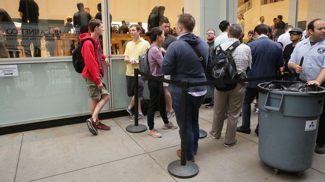 Đợt mở bán iPhone năm nay không còn như ngày hội nhưng cũng đủ đông vui để thấy Apple chưa bao giờ hết hấp dẫn - Ảnh 33. Đợt mở bán iPhone năm nay không còn như ngày hội nhưng cũng đủ đông vui để thấy Apple chưa bao giờ hết hấp dẫn - Ảnh 33.