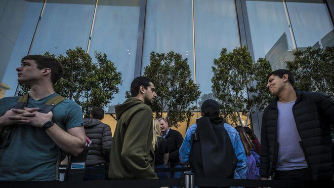 Đợt mở bán iPhone năm nay không còn như ngày hội nhưng cũng đủ đông vui để thấy Apple chưa bao giờ hết hấp dẫn - Ảnh 4. Đợt mở bán iPhone năm nay không còn như ngày hội nhưng cũng đủ đông vui để thấy Apple chưa bao giờ hết hấp dẫn - Ảnh 4.