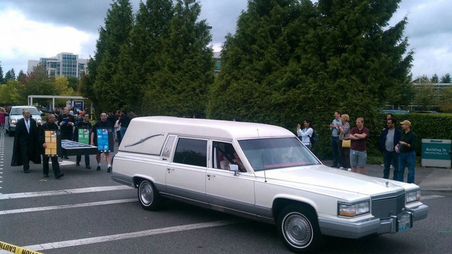 Ngày này 8 năm trước: Microsoft đã tổ chức một cuộc diễu hành kỷ niệm cái chết của iPhone - Ảnh 1. Ngày này 8 năm trước: Microsoft đã tổ chức một cuộc diễu hành kỷ niệm cái chết của iPhone - Ảnh 1.