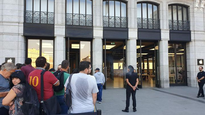 Đợt mở bán iPhone năm nay không còn như ngày hội nhưng cũng đủ đông vui để thấy Apple chưa bao giờ hết hấp dẫn - Ảnh 20. Đợt mở bán iPhone năm nay không còn như ngày hội nhưng cũng đủ đông vui để thấy Apple chưa bao giờ hết hấp dẫn - Ảnh 20.