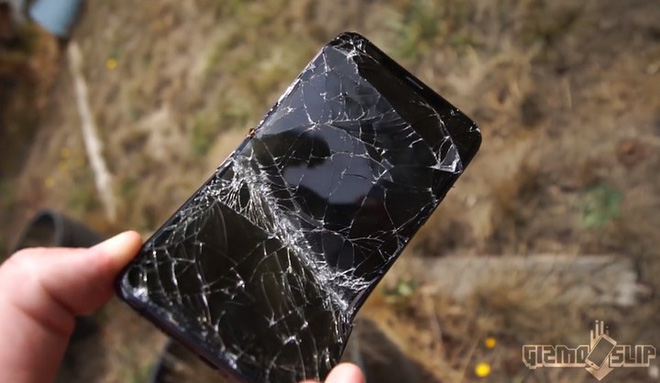 Thử chém Galaxy Note9 và iPhone XS Max bằng kiếm Nhật: Còn đâu thân hình kiều diễm nữa! - Ảnh 3. Thử chém Galaxy Note9 và iPhone XS Max bằng kiếm Nhật: Còn đâu thân hình kiều diễm nữa! - Ảnh 3.