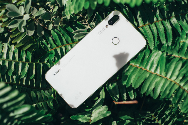 Phải cầm trên tay mới thấy Huawei Nova 3i phiên bản Trắng ngọc trai khác biệt với các smartphone màu trắng khác như thế nào - Ảnh 3. Phải cầm trên tay mới thấy Huawei Nova 3i phiên bản Trắng ngọc trai khác biệt với các smartphone màu trắng khác như thế nào - Ảnh 3.
