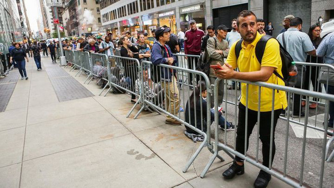 Đợt mở bán iPhone năm nay không còn như ngày hội nhưng cũng đủ đông vui để thấy Apple chưa bao giờ hết hấp dẫn - Ảnh 34. Đợt mở bán iPhone năm nay không còn như ngày hội nhưng cũng đủ đông vui để thấy Apple chưa bao giờ hết hấp dẫn - Ảnh 34.