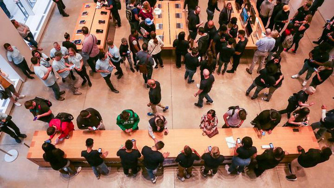 Đợt mở bán iPhone năm nay không còn như ngày hội nhưng cũng đủ đông vui để thấy Apple chưa bao giờ hết hấp dẫn - Ảnh 36. Đợt mở bán iPhone năm nay không còn như ngày hội nhưng cũng đủ đông vui để thấy Apple chưa bao giờ hết hấp dẫn - Ảnh 36.