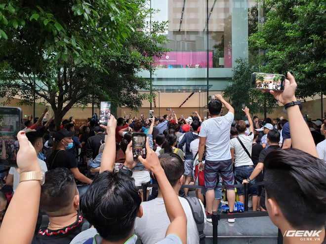 Vừa mua được iPhone XS và XS Max, dân buôn Việt Nam bán lại máy với giá gốc vì sợ lỗ - Ảnh 1. Vừa mua được iPhone XS và XS Max, dân buôn Việt Nam bán lại máy với giá gốc vì sợ lỗ - Ảnh 1.