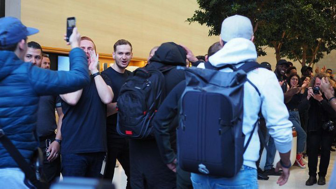 Đợt mở bán iPhone năm nay không còn như ngày hội nhưng cũng đủ đông vui để thấy Apple chưa bao giờ hết hấp dẫn - Ảnh 25. Đợt mở bán iPhone năm nay không còn như ngày hội nhưng cũng đủ đông vui để thấy Apple chưa bao giờ hết hấp dẫn - Ảnh 25.