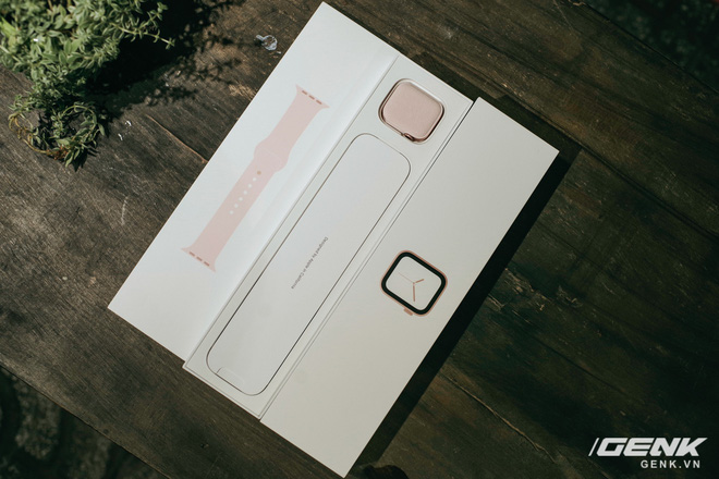 Trên tay Apple Watch Series 4 mới về Việt Nam: Thiết kế lột xác, tính năng sức khỏe hữu ích, giá từ 14 triệu đồng - Ảnh 1. Trên tay Apple Watch Series 4 mới về Việt Nam: Thiết kế lột xác, tính năng sức khỏe hữu ích, giá từ 14 triệu đồng - Ảnh 1.