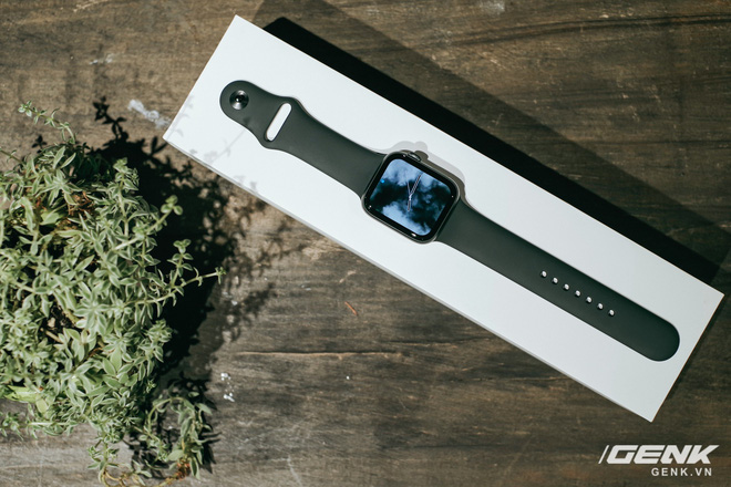 Trên tay Apple Watch Series 4 mới về Việt Nam: Thiết kế lột xác, tính năng sức khỏe hữu ích, giá từ 14 triệu đồng - Ảnh 11. Trên tay Apple Watch Series 4 mới về Việt Nam: Thiết kế lột xác, tính năng sức khỏe hữu ích, giá từ 14 triệu đồng - Ảnh 11.