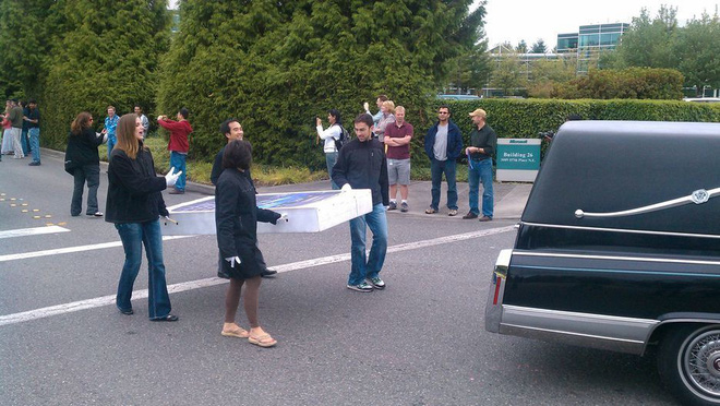 Ngày này 8 năm trước: Microsoft đã tổ chức một cuộc diễu hành kỷ niệm cái chết của iPhone - Ảnh 2. Ngày này 8 năm trước: Microsoft đã tổ chức một cuộc diễu hành kỷ niệm cái chết của iPhone - Ảnh 2.