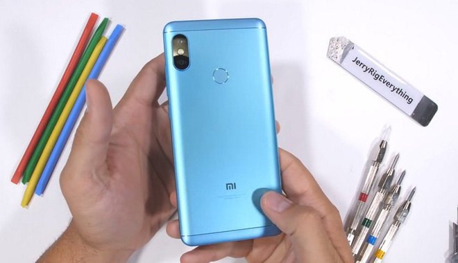 Tra tấn Xiaomi Redmi Note 5 Pro với dao, lửa và bẻ cong: Giá rẻ nhưng độ hoàn thiện không hề rẻ tiền - Ảnh 1. Tra tấn Xiaomi Redmi Note 5 Pro với dao, lửa và bẻ cong: Giá rẻ nhưng độ hoàn thiện không hề rẻ tiền - Ảnh 1.