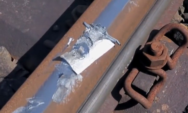 Thử cho tàu hỏa cán qua iPhone XS: Thân xác chia lìa và đi tong 1000 USD - Ảnh 2. Thử cho tàu hỏa cán qua iPhone XS: Thân xác chia lìa và đi tong 1000 USD - Ảnh 2.