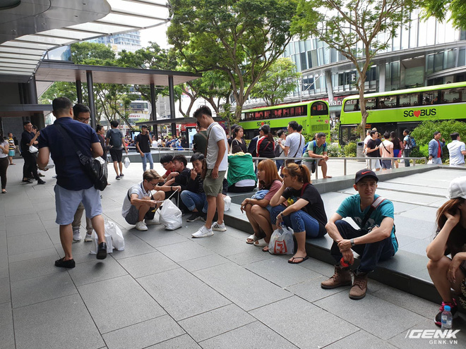 Vừa mua được iPhone XS và XS Max, dân buôn Việt Nam bán lại máy với giá gốc vì sợ lỗ - Ảnh 6. Vừa mua được iPhone XS và XS Max, dân buôn Việt Nam bán lại máy với giá gốc vì sợ lỗ - Ảnh 6.