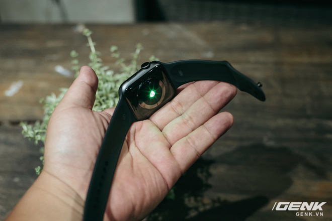 Trên tay Apple Watch Series 4 mới về Việt Nam: Thiết kế lột xác, tính năng sức khỏe hữu ích, giá từ 14 triệu đồng - Ảnh 9. Trên tay Apple Watch Series 4 mới về Việt Nam: Thiết kế lột xác, tính năng sức khỏe hữu ích, giá từ 14 triệu đồng - Ảnh 9.