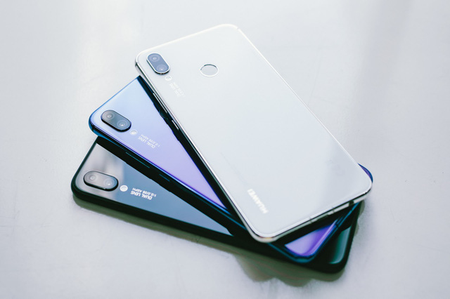 Phải cầm trên tay mới thấy Huawei Nova 3i phiên bản Trắng ngọc trai khác biệt với các smartphone màu trắng khác như thế nào - Ảnh 1.