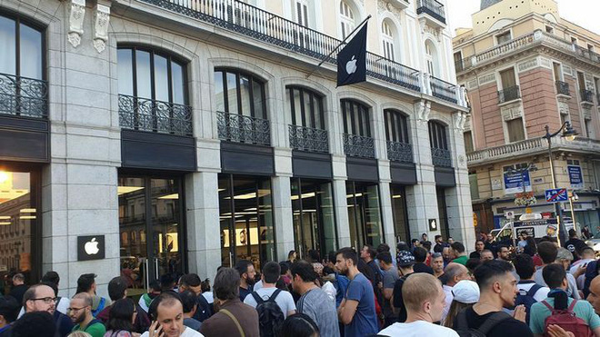 Đợt mở bán iPhone năm nay không còn như ngày hội nhưng cũng đủ đông vui để thấy Apple chưa bao giờ hết hấp dẫn - Ảnh 21. Đợt mở bán iPhone năm nay không còn như ngày hội nhưng cũng đủ đông vui để thấy Apple chưa bao giờ hết hấp dẫn - Ảnh 21.