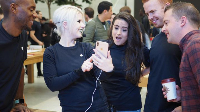 Đợt mở bán iPhone năm nay không còn như ngày hội nhưng cũng đủ đông vui để thấy Apple chưa bao giờ hết hấp dẫn - Ảnh 29. Đợt mở bán iPhone năm nay không còn như ngày hội nhưng cũng đủ đông vui để thấy Apple chưa bao giờ hết hấp dẫn - Ảnh 29.