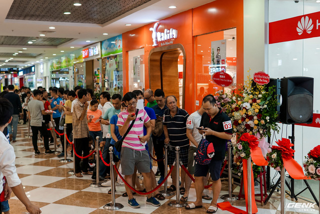 Cửa hàng trải nghiệm đầu tiên của Huawei đã có mặt ở Hà Nội: Mate RS Porsche Design, Matebook X Pro và hơn thế nữa… - Ảnh 1. Cửa hàng trải nghiệm đầu tiên của Huawei đã có mặt ở Hà Nội: Mate RS Porsche Design, Matebook X Pro và hơn thế nữa… - Ảnh 1.