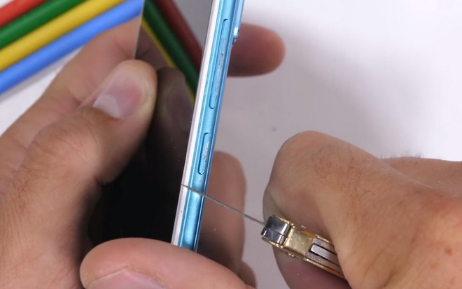 Tra tấn Xiaomi Redmi Note 5 Pro với dao, lửa và bẻ cong: Giá rẻ nhưng độ hoàn thiện không hề rẻ tiền - Ảnh 3. Tra tấn Xiaomi Redmi Note 5 Pro với dao, lửa và bẻ cong: Giá rẻ nhưng độ hoàn thiện không hề rẻ tiền - Ảnh 3.