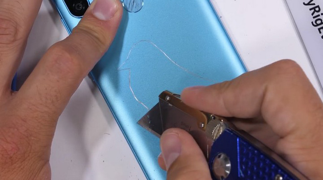 Tra tấn Xiaomi Redmi Note 5 Pro với dao, lửa và bẻ cong: Giá rẻ nhưng độ hoàn thiện không hề rẻ tiền - Ảnh 4. Tra tấn Xiaomi Redmi Note 5 Pro với dao, lửa và bẻ cong: Giá rẻ nhưng độ hoàn thiện không hề rẻ tiền - Ảnh 4.