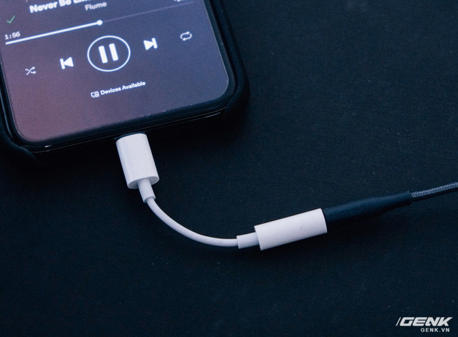 Apple ngày càng keo kiệt: iPhone Xs giá ngàn đô nhưng trong hộp không có củ sạc nhanh, adapter cổng 3.5mm cũng bị cắt luôn - Ảnh 3.