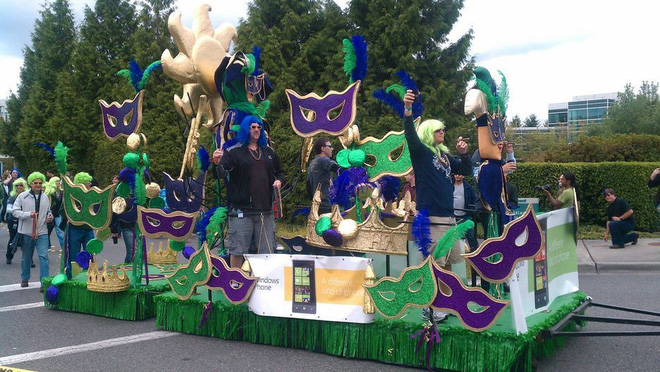 Ngày này 8 năm trước: Microsoft đã tổ chức một cuộc diễu hành kỷ niệm cái chết của iPhone - Ảnh 6. Ngày này 8 năm trước: Microsoft đã tổ chức một cuộc diễu hành kỷ niệm cái chết của iPhone - Ảnh 6.