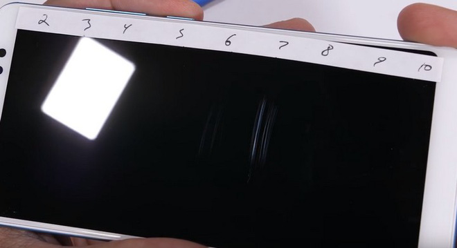 Tra tấn Xiaomi Redmi Note 5 Pro với dao, lửa và bẻ cong: Giá rẻ nhưng độ hoàn thiện không hề rẻ tiền - Ảnh 2. Tra tấn Xiaomi Redmi Note 5 Pro với dao, lửa và bẻ cong: Giá rẻ nhưng độ hoàn thiện không hề rẻ tiền - Ảnh 2.