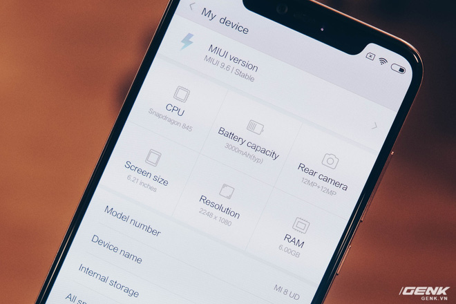 Trên tay Xiaomi Mi 8 Pro: Mi 8 thêm cảm biến vân tay dưới màn hình, màu gradient bắt mắt - Ảnh 11. Trên tay Xiaomi Mi 8 Pro: Mi 8 thêm cảm biến vân tay dưới màn hình, màu gradient bắt mắt - Ảnh 11.
