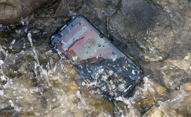 Thử độ bền Oukitel WP2: Một mình máy chấp hết dao, kéo búa, đóng đinh, thả rơi và bị chém bằng kiếm Nhật - Ảnh 1. Thử độ bền Oukitel WP2: Một mình máy chấp hết dao, kéo búa, đóng đinh, thả rơi và bị chém bằng kiếm Nhật - Ảnh 1.