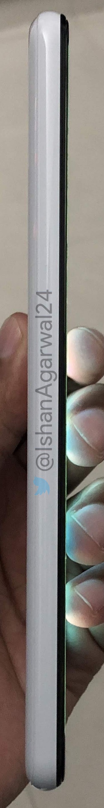 Pixel 3 XL phiên bản màu trắng lộ diện: Vẫn chỉ có 1 camera sau, nút nguồn có màu độc đáo - Ảnh 5. Pixel 3 XL phiên bản màu trắng lộ diện: Vẫn chỉ có 1 camera sau, nút nguồn có màu độc đáo - Ảnh 5.