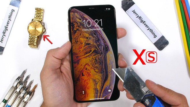 iPhone XS/XS Max chống nước, chống bia cực tốt nhưng vẫn mong manh, dễ vỡ - Ảnh 1. iPhone XS/XS Max chống nước, chống bia cực tốt nhưng vẫn mong manh, dễ vỡ - Ảnh 1.