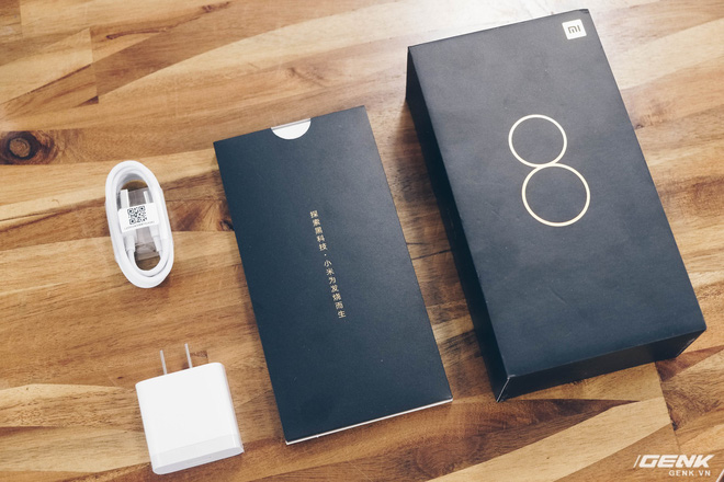 Trên tay Xiaomi Mi 8 Pro: Mi 8 thêm cảm biến vân tay dưới màn hình, màu gradient bắt mắt - Ảnh 1. Trên tay Xiaomi Mi 8 Pro: Mi 8 thêm cảm biến vân tay dưới màn hình, màu gradient bắt mắt - Ảnh 1.