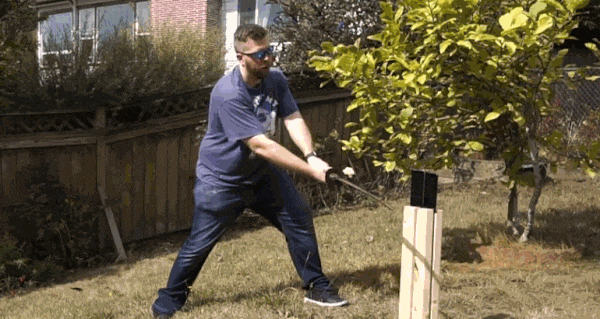 Thử chém Galaxy Note9 và iPhone XS Max bằng kiếm Nhật: Còn đâu thân hình kiều diễm nữa! - Ảnh 1. Thử chém Galaxy Note9 và iPhone XS Max bằng kiếm Nhật: Còn đâu thân hình kiều diễm nữa! - Ảnh 1.