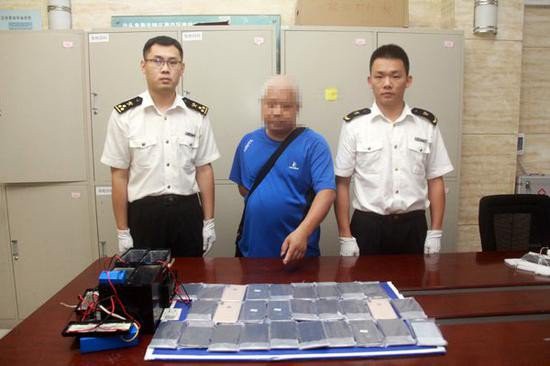 Buôn lậu số iPhone Xs Max trị giá hơn một tỷ đồng bằng cách nhét vào ắc-quy xe đạp điện, người đàn ông bị bắt ngay tại trận - Ảnh 3. Buôn lậu số iPhone Xs Max trị giá hơn một tỷ đồng bằng cách nhét vào ắc-quy xe đạp điện, người đàn ông bị bắt ngay tại trận - Ảnh 3.