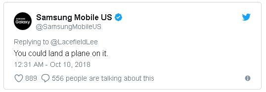 Samsung đá xoáy thiết kế “tai trâu” của Google Pixel 3 XL: to thế thì đỗ được cả máy bay lên đấy - Ảnh 1. Samsung đá xoáy thiết kế “tai trâu” của Google Pixel 3 XL: to thế thì đỗ được cả máy bay lên đấy - Ảnh 1.