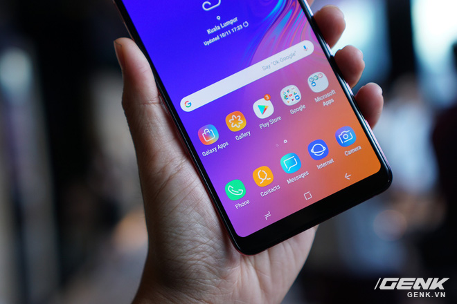 Ảnh thực tế Samsung Galaxy A9 (2018) và Galaxy A7 vừa ra mắt: Thiết kế gọn, màu Gradient đẹp mắt, nhiều camera tốt - Ảnh 6. Ảnh thực tế Samsung Galaxy A9 (2018) và Galaxy A7 vừa ra mắt: Thiết kế gọn, màu Gradient đẹp mắt, nhiều camera tốt - Ảnh 6.