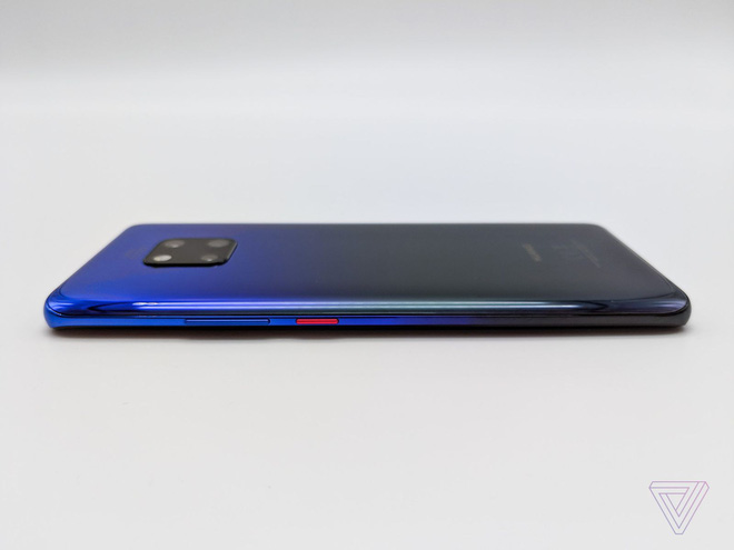 Ảnh thực tế Huawei Mate 20 Pro: 3 camera được Leica bảo chứng, cảm biến vân tay dưới màn hình, Face ID xịn, sạc cực nhanh, pin 4.200 mAh - Ảnh 5. Ảnh thực tế Huawei Mate 20 Pro: 3 camera được Leica bảo chứng, cảm biến vân tay dưới màn hình, Face ID xịn, sạc cực nhanh, pin 4.200 mAh - Ảnh 5.