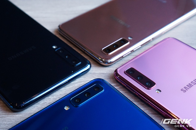 Ảnh thực tế Samsung Galaxy A9 (2018) và Galaxy A7 vừa ra mắt: Thiết kế gọn, màu Gradient đẹp mắt, nhiều camera tốt - Ảnh 21. Ảnh thực tế Samsung Galaxy A9 (2018) và Galaxy A7 vừa ra mắt: Thiết kế gọn, màu Gradient đẹp mắt, nhiều camera tốt - Ảnh 21.