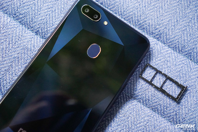 Trên tay Realme 2: Khi Oppo quyết định khô máu với Xiaomi - Ảnh 13. Trên tay Realme 2: Khi Oppo quyết định khô máu với Xiaomi - Ảnh 13.