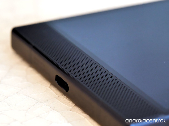 Cận cảnh Razer Phone 2: Mặt lưng bằng kính, logo phát sáng hiệu ứng Chroma, kích thước không thay đổi - Ảnh 9. Cận cảnh Razer Phone 2: Mặt lưng bằng kính, logo phát sáng hiệu ứng Chroma, kích thước không thay đổi - Ảnh 9.