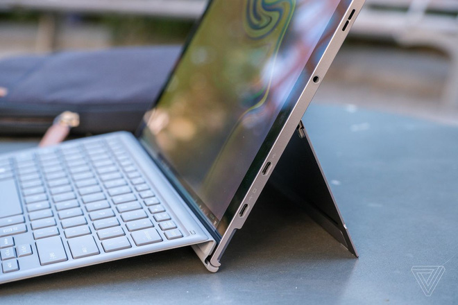 Samsung ra mắt Galaxy Book 2: Tablet Windows 10 có kết nối 4G, màn hình Super AMOLED 12 inch, pin 20 giờ, giá 1.000 USD kèm bàn phím và bút - Ảnh 4. Samsung ra mắt Galaxy Book 2: Tablet Windows 10 có kết nối 4G, màn hình Super AMOLED 12 inch, pin 20 giờ, giá 1.000 USD kèm bàn phím và bút - Ảnh 4.