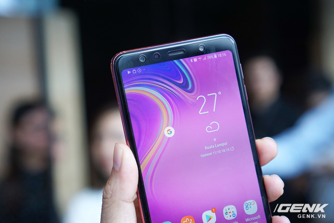 Ảnh thực tế Samsung Galaxy A9 (2018) và Galaxy A7 vừa ra mắt: Thiết kế gọn, màu Gradient đẹp mắt, nhiều camera tốt - Ảnh 16. Ảnh thực tế Samsung Galaxy A9 (2018) và Galaxy A7 vừa ra mắt: Thiết kế gọn, màu Gradient đẹp mắt, nhiều camera tốt - Ảnh 16.