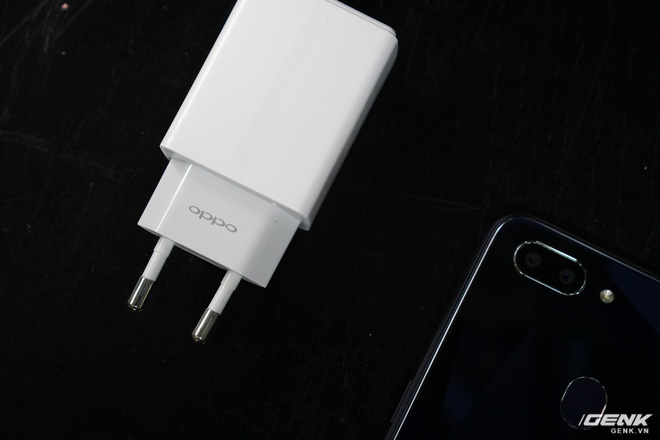 Trên tay Realme 2: Khi Oppo quyết định khô máu với Xiaomi - Ảnh 4. Trên tay Realme 2: Khi Oppo quyết định khô máu với Xiaomi - Ảnh 4.